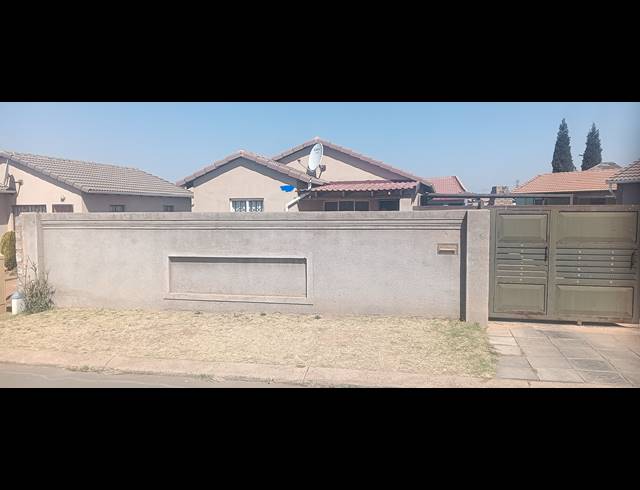 3 BEDROOM FREEHOLD FOR SALE IN WINDMILL PARK